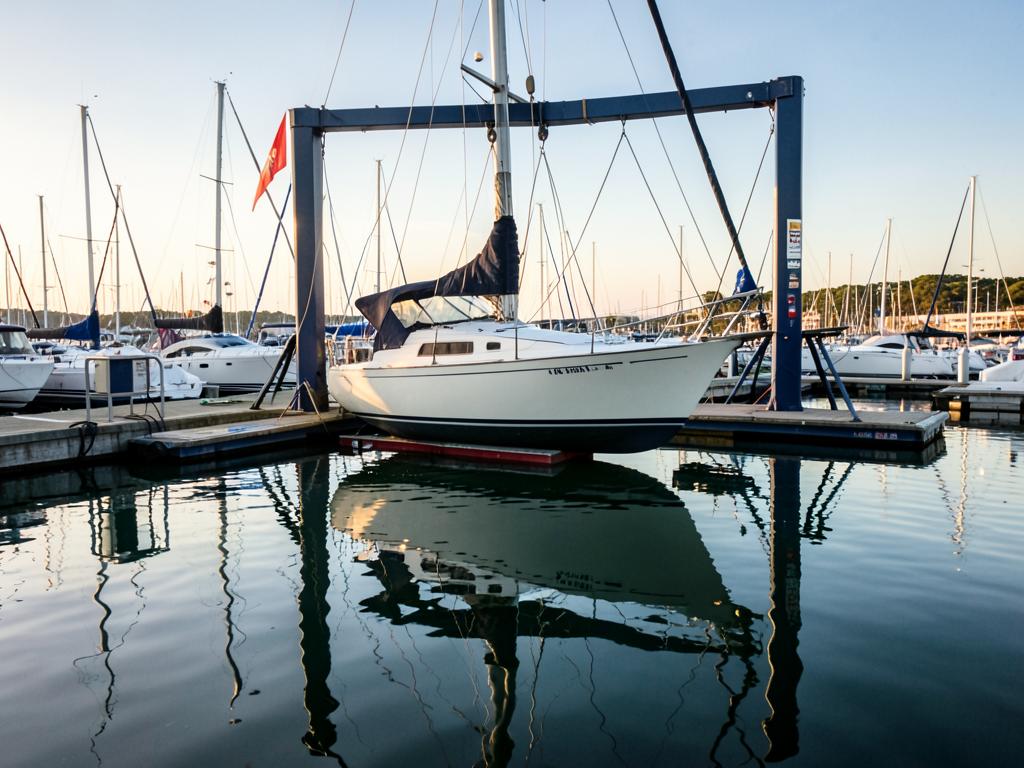 Alaggio di una barca a vela con travel lift